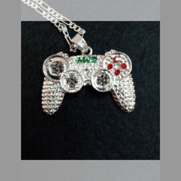 Game controller Pendant Comes with a 22" "925 Silver Chain" - Picture 2 of 3